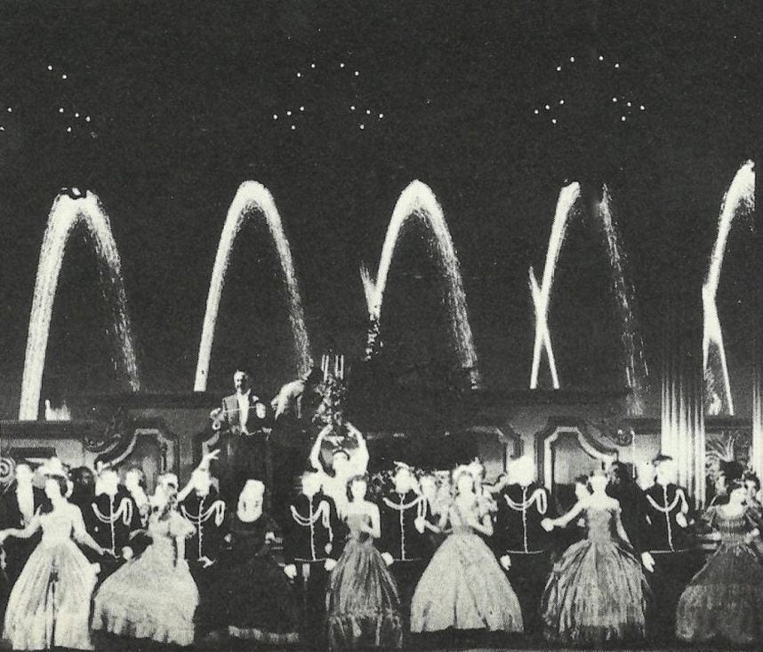 Liberace performs with dancing fountains