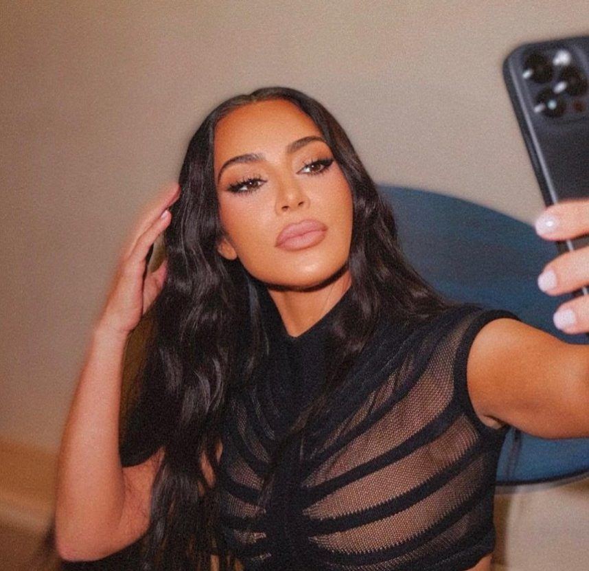 Kim Kardashian selfie with phone