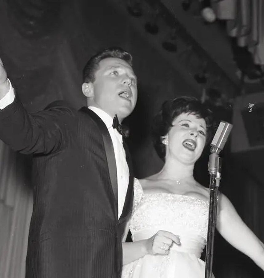 Steve Lawrence and Eydie Gormé singing